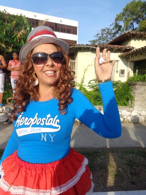 Isabel Frías desfiló junto a sus niños vestida de muñeca. Foto: Elisdany López Ceballos