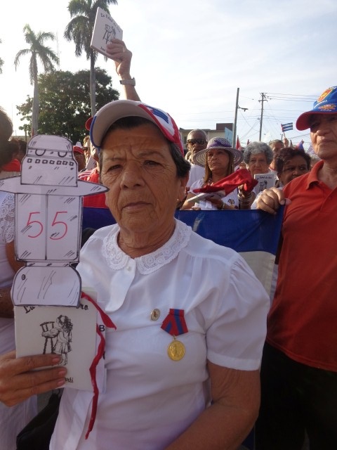 Edith Díaz fue una de las alfabetizadora que integró el bloque del sector de la educación, encargado de abrir el desfile en Sancti Spíritus. Foto: Elisdany López Ceballos