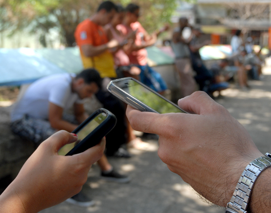 Etecsa ratifica su disposición de continuar incrementando la seguridad para todos los usuarios de celulares. Autor: Abel Rojas Barallobre