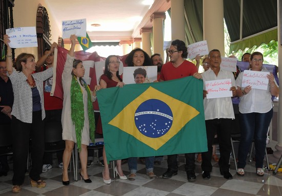 Organizaciones civiles y de masas repudiaron el golpe con sus carteles #Cubacontra elogolpe y #fuerzaDilma. Foto: Raúl Pupo