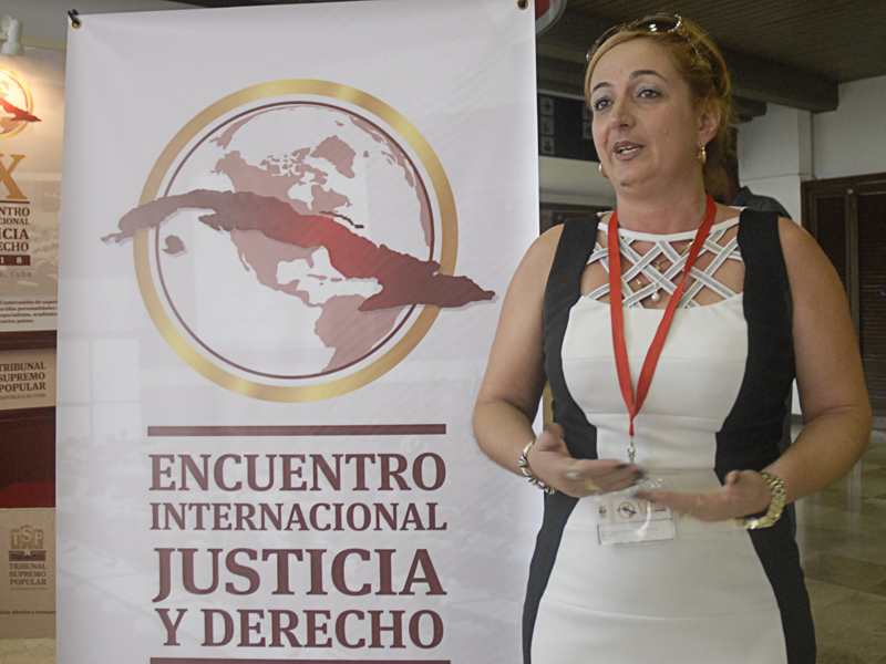 Mayra Cecilia Hernández de la Torre, como jueza laboralista en el tribunal provincial popular de Ciego de Ávila. Foto: Agustín Borrego