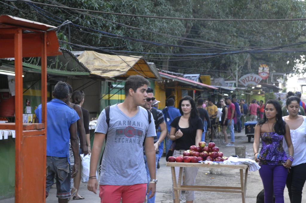 Son mu chos los estudiantes que acuden al área cercana a la Cujae, en la cual se expenden variados alimentos. Foto: Agustín Borrego Torres.