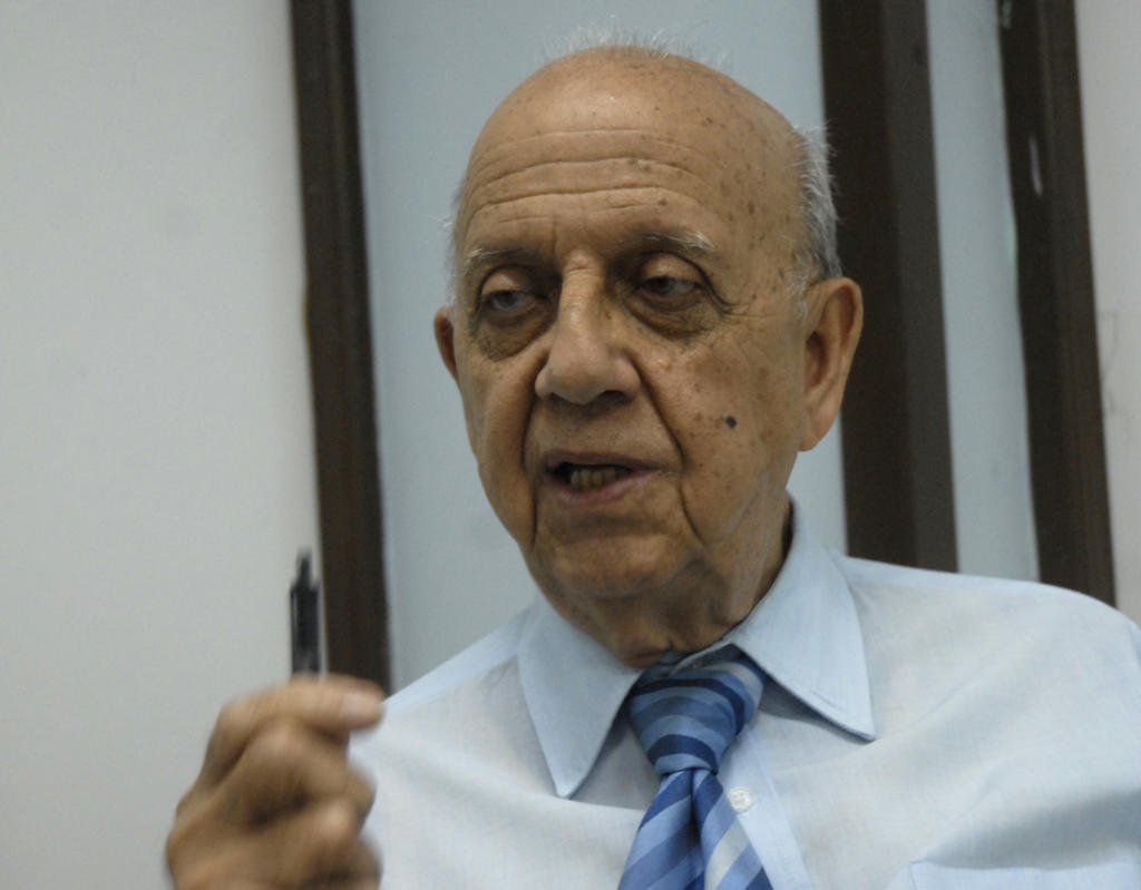 Es especialista de II grado en radiología, Vanguardia Nacional por más de tres lustros consecutivos y según él, con un montón de reconocimientos que son difíciles recordar. Foto: Agustín Borrego Torres