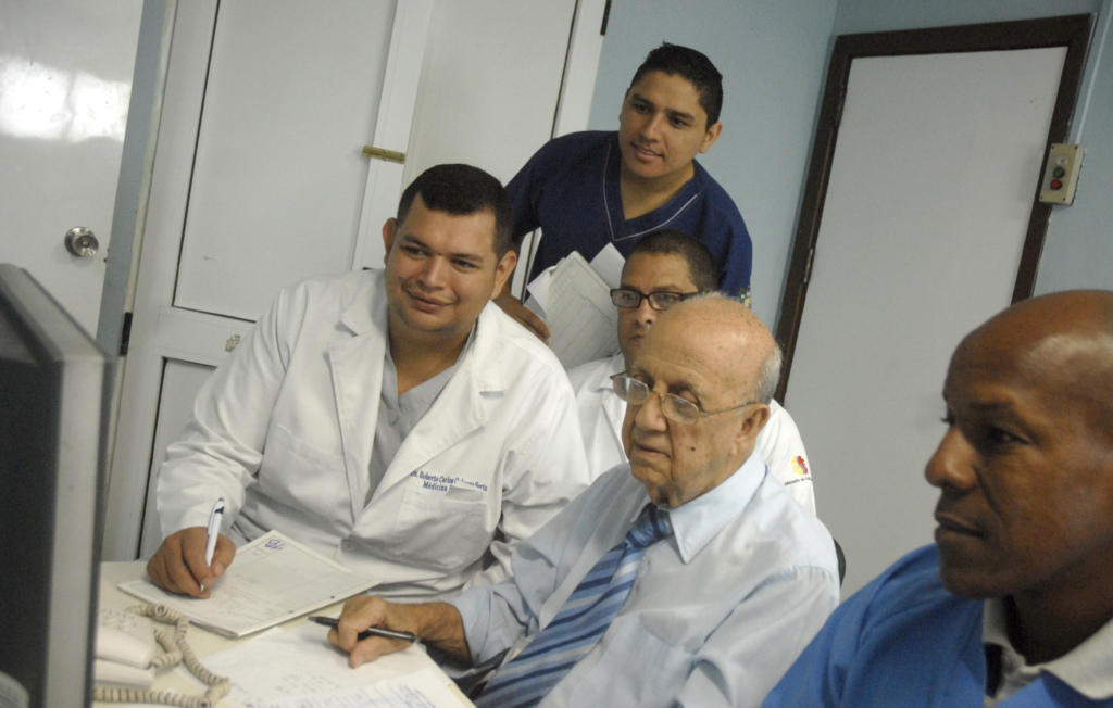 El “profe” Valls, como cariñosamente lo llaman sus colegas y alumnos, ha contribuido a la formación de más de 35 generaciones de galenos de todo el mundo. Foto: Agustín Borrego Torres
