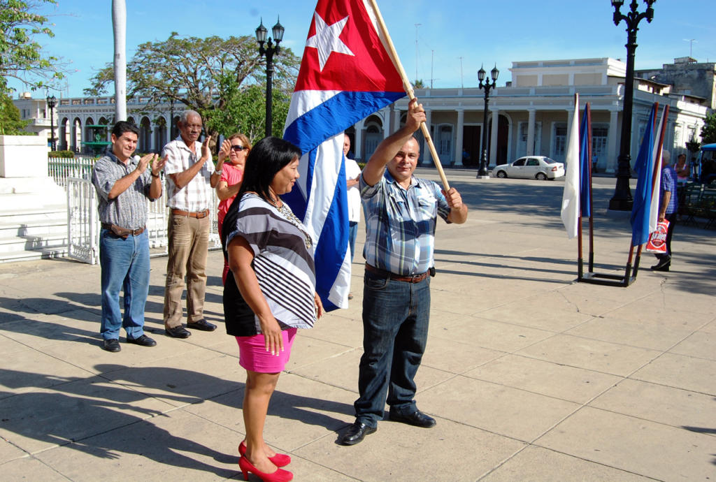 Momento en el que es entregado el estandarte nacional a la delegación cienfueguera. / Foto: Del autor.