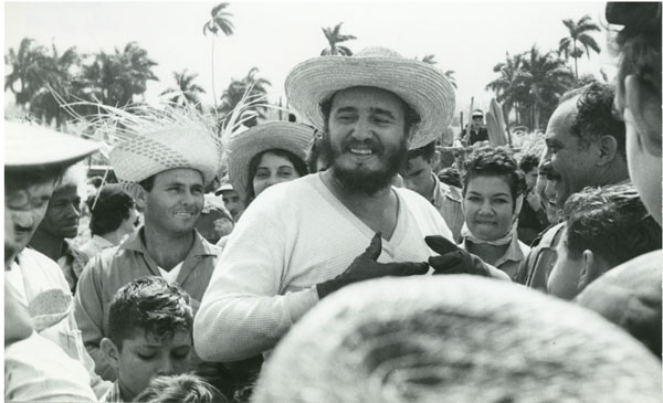 Durante una visita a un campamento cañero. Foto: Cortesía de la Oficina de Asuntos Históricos del Consejo de Estado.