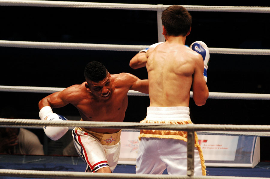 Yosbany Veitia contra Abrorjon Kodirov. Fotos: César A. Rodríguez.