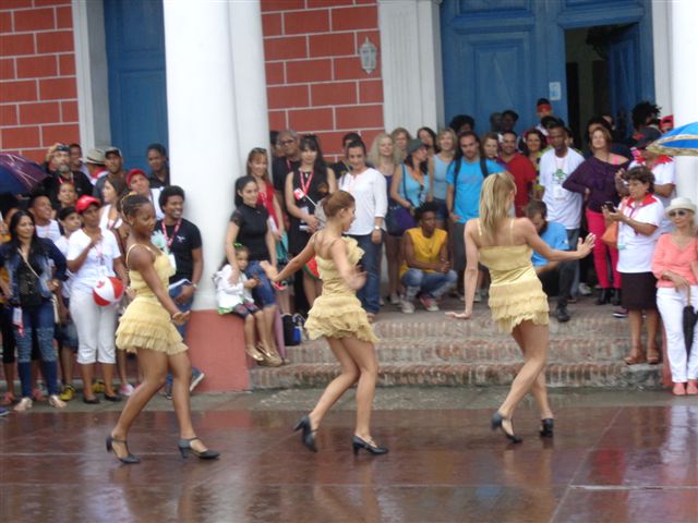 Cada año calles, plazas e instituciones culturales de la Ciudad de lo Parques son tomadas por jóvenes artitas de diferentes partes del mundo.