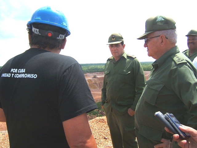 El General de Cuerpo de Ejército Ramón Espinosa Martín, miembro del Buró Político del Partido Comunista de Cuba, visitó la mina de oro Golden Hill, del municipio de Jobabo, como parte de las actividades del Meteoro 2016. Foto: Yenima Díaz.