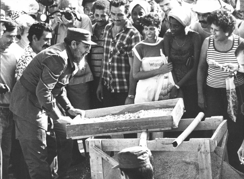 Recorrido por las obras de remodelación y ampliación del hospital Julio Trigo, el 2 de noviembre de 1986. Foto: Rolando Montalbán.