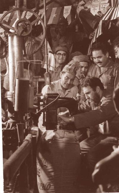 En la cosedora de sacos de azúcar en el central Antonio Guiteras. Foto: Cortesía del Instituto de Historia de Cuba.