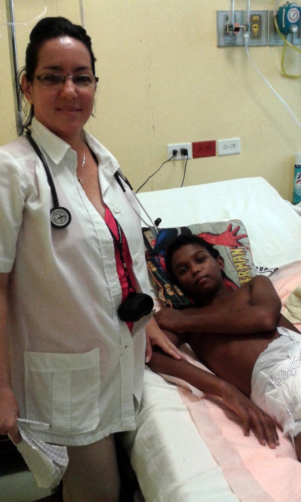 La doctora Mayra Izquierdo Dueñas junto con su paciente Junior Ravendra, en una de las salas del centro asistencial guyanés. | fotos: Cortesía de la entrevistada.