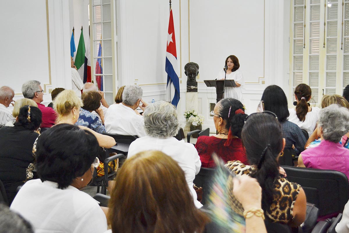 La doctora Ana Sánchez Collazo, directora del Centro de Estudios Martianos, en las conclusiones del evento, reconoció la participación de jóvenes cubanos entre quienes hay también seguidores de su obra y difundirla como “pinos nuevos”. Foto: Eddy Martin Díaz