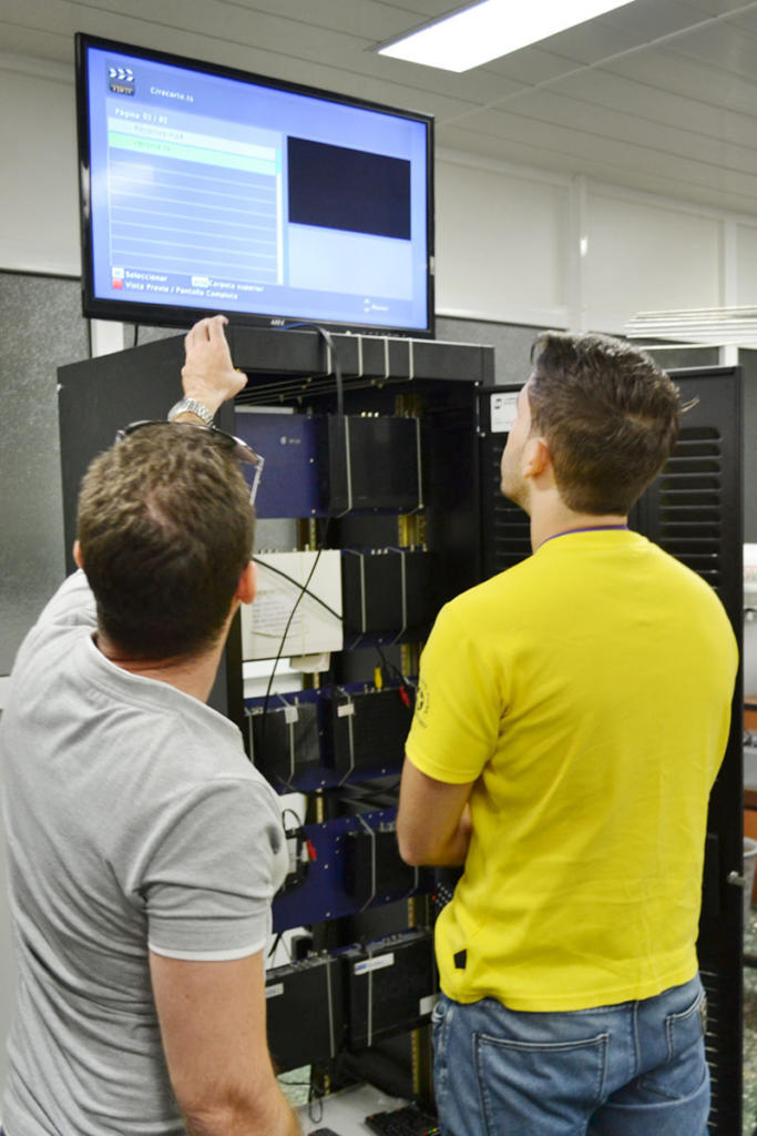 Los jóvenes trabajadores de Lacetel han verificado 80 modelos de cajas decodificadoras de las que se han comercializado 11 tipos y dos de los 19 televisores receptores analizados.Foto: Eddy Martin
