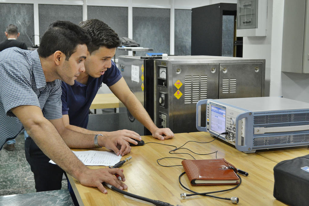 El Generador de señales de marca BTC es uno de los equipos donados por China a partir del convenio que tiene el centro (con Lacetel-Sanghái), importarlo hubiera costado al país un cuarto de millón de dólares.Foto: Eddy Martin