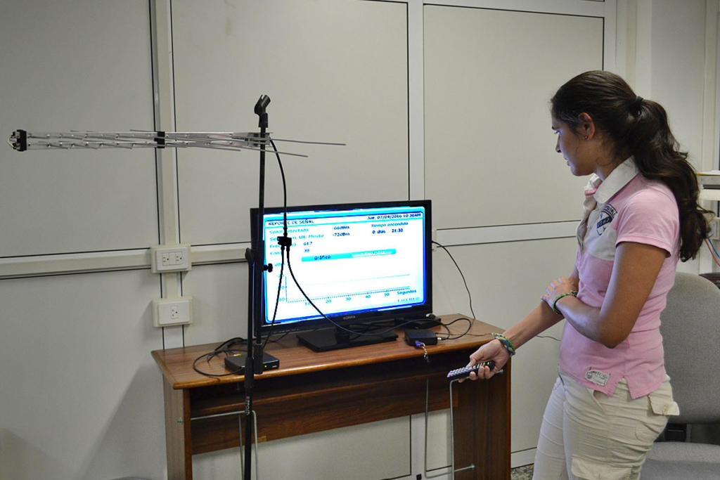 Ana Ivis supervisa el programa de monitoreo de la calidad de la señal digital, lo cual facilitará la labor de los trabajadores de RadioCuba. Foto: Eddy Martin