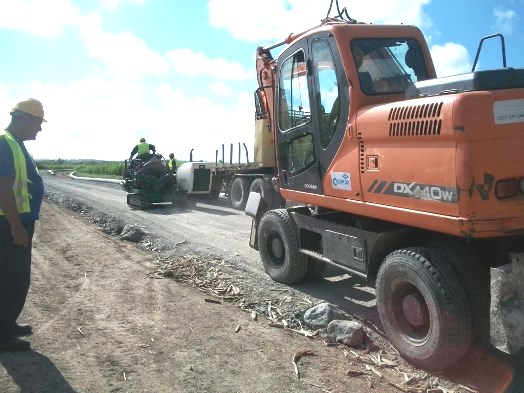 Modernas máquinas dejan expedita la nueva vía para el “viaje” del líquido. Foto: Jorge Pérez