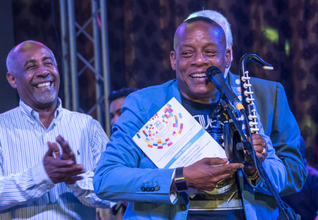 Elito Revé (D),y su Charangón, recibe el Gran Premio Cubadisco 2015, en el Salón Arcos de Cristal del Cabaret Tropicana, en La Habana, el 18 de mayo de 2016. ACN FOTO/Marcelino VAZQUEZ HERNANDEZ/rrcc
