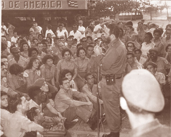 Encuentro con alumnos de la escuela de la CTC, en Guanabo, en 1961. Foto: Cortesía del Instituto de Historia de Cuba.