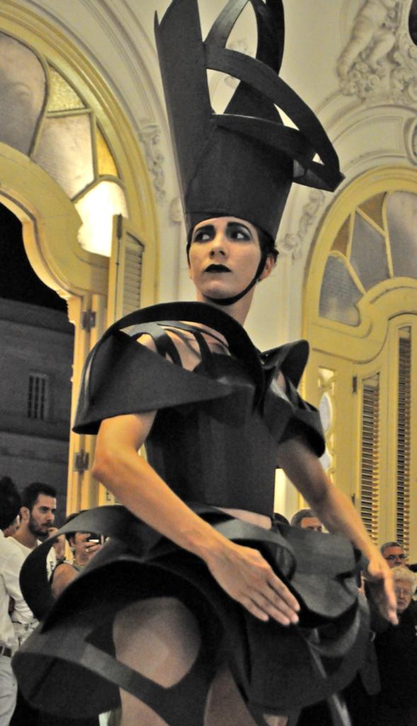 Durante la inauguración de la Bienal, este sábado en el Gran Teatro de La Habana Alicia Alonso, se presentaron creaciones del proyecto Cuban Trashion. | foto: Del autor