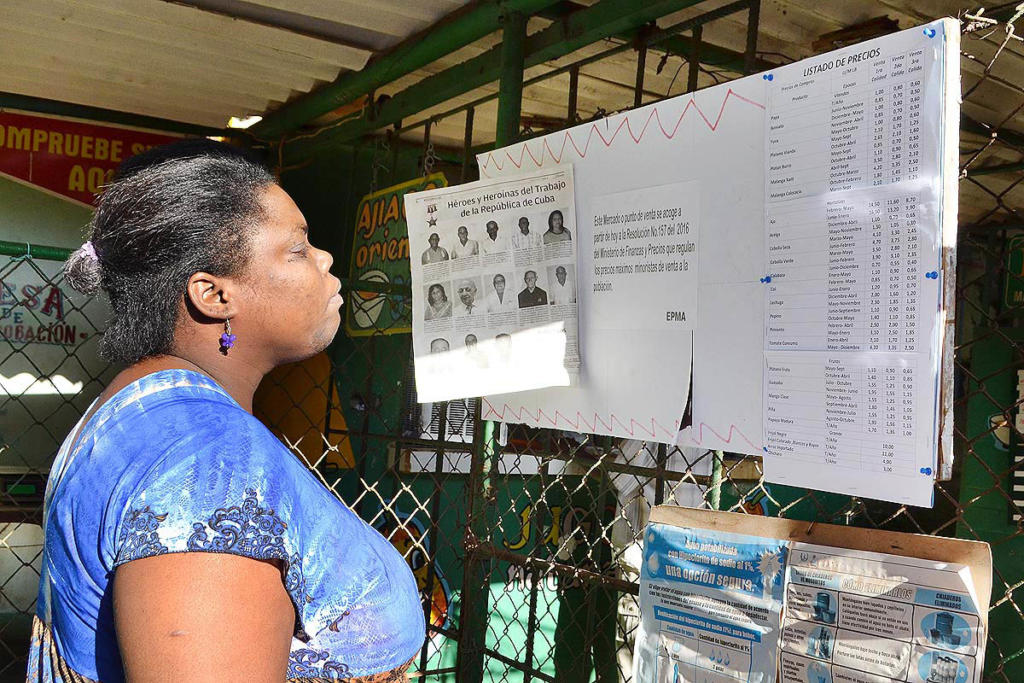 En el mercado El Sol, en La Habana Vieja y atendido por una Cooperativa No Agropecuaria, la información es la adecuada. En el mural, a la vista de todos, el listado de nuevos precios. Foto: Eddy Martín