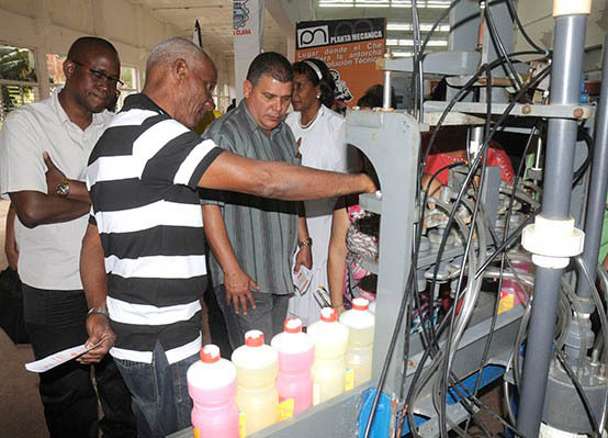 Julio Lima Corzo (al centro), primer secretario del Partido en Villa Clara, recorrió la Expo Anir en esa provincia. Foto: Cortesía de la Anir