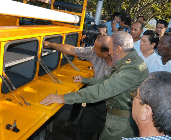 Acto de entrega de nueva técnica automotriz a la empresa eléctrica de La Habana, el 5 de mayo del 2006. Foto: Jorge Luis González.