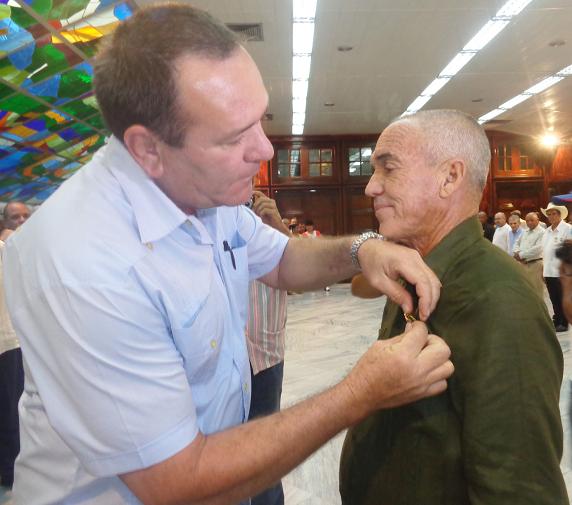 El campesino pinareño Rogelio Ortúzar Carreño recibió el título honorífico de Héroe del Trabajo de la República de Cuba. Foto: Betty Beatón Ruiz