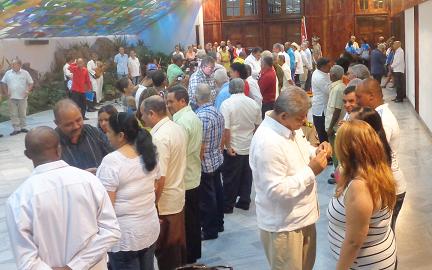 Diferentes distinciones fueron al pecho de hombres y mujeres de campo y dirigentes de la organización campesina. Foto: Betty Beatón Ruiz