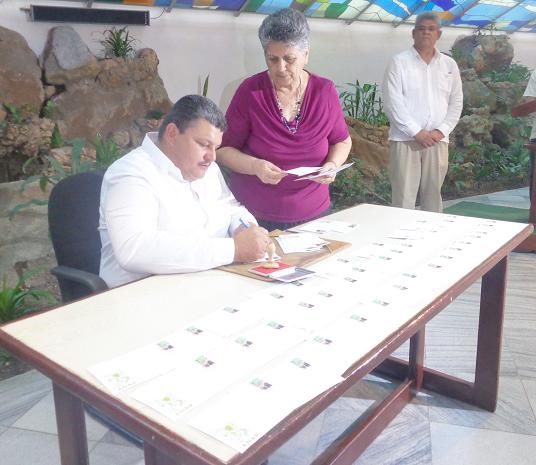 El sello fue cancelado por Rafael Santiesteban, presidente de la Anap en el país y Carlos Asencio, presidente del Grupo Empresarial de Correos de Cuba. Foto: Betty Beatón Ruiz