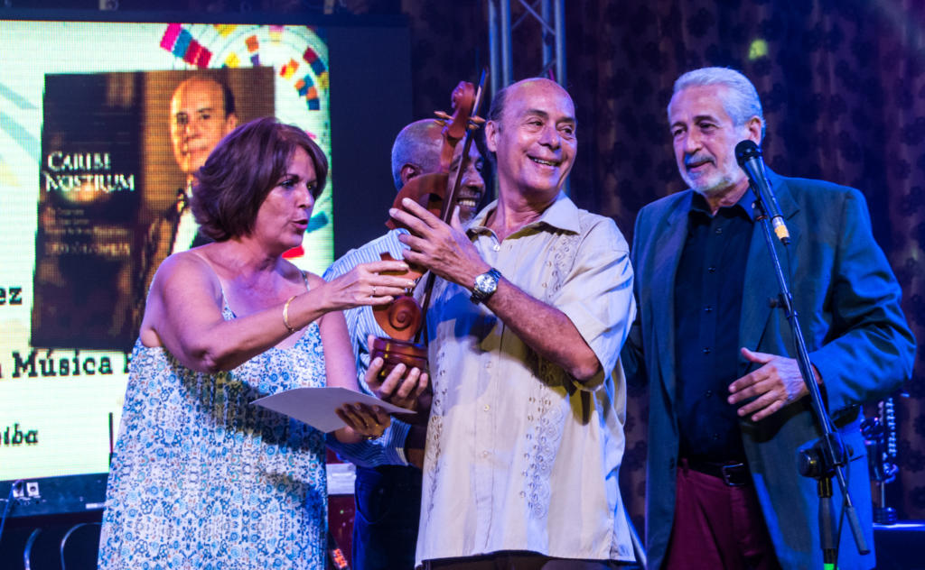 Guido López-Gavilán del Rosario (C), director de orquesta y compositor, recibe el Gran Premio Cubadisco 2015, en el Salón Arcos de Cristal del Cabaret Tropicana, en La Habana, el 18 de mayo de 2016. ACN FOTO/Marcelino VAZQUEZ HERNANDEZ/rrcc