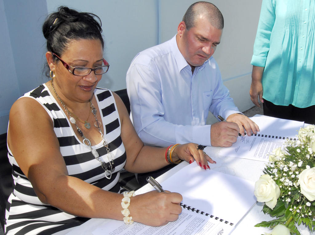 Dulce María Iglesias, secretaria general del SNTAP, y Roberto Vázquez, presidente de Caudal, firman los lineamientos generales para la concertación de los convenios colectivos de trabajo en las entidades de esa organización empresarial. Foto: Heriberto González Brito