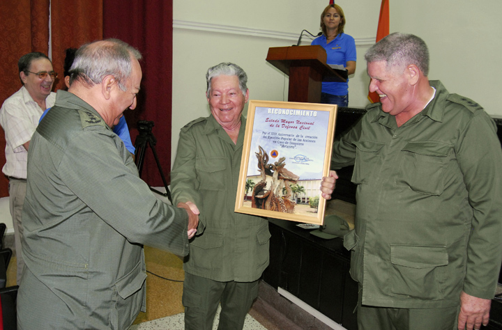 El ministro de las FAR, General de Cuerpo de Ejército Leopoldo Cintra Frías, obsequió un diploma de reconocimiento al Estado Mayor de la Defensa Civil Nacional en ocasión de su aniversario 30. Foto: Heriberto González Brito