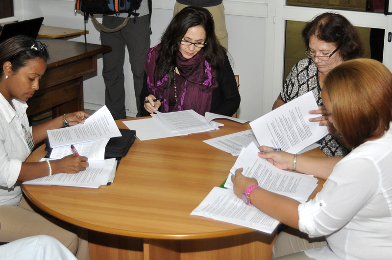De izquierda a derecha Yanet Rondón Palacio, abogada de la sección jurídica de la CTC, la Dra. Mariela Castro Espín, directora del CENESEX, Xiomara Enríquez Cruz, funcionaria de la esfera de Asuntos Laborales de la CTC, y Olgalidi Alapón Travieso, especialista en Derecho Laboral y Seguridad Social, del Ministerio de Trabajo y Seguridad Social. Foto: José Raúl Rodríguez Robleda.