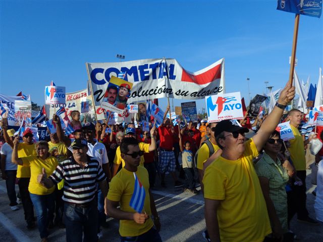 Las banderas de la producción y la defensa fueron enaorboladas por los holguineros.