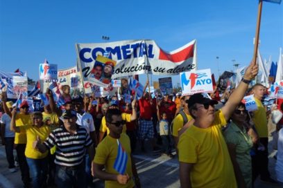 Enarboladas banderas de la producción  y defensa en Holguín