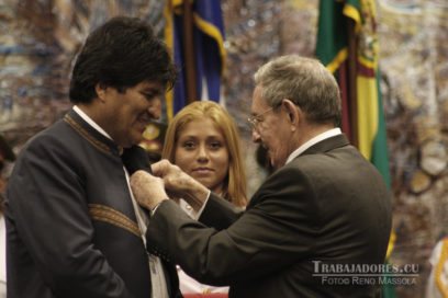 Entrega Raúl Orden José Martí a Presidente boliviano