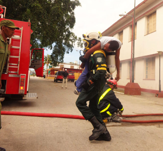 La sofocación rápida de un incendio sobresalió entre las prácticas en la capital avileña. Foto: José Luis Martínez Alejo
