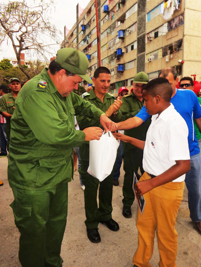 El presidente del Consejo de Defensa Provincial premia a uno de los pioneros ganadores del concurso La Defensa Civil en acción