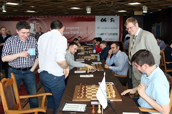 Leinier Domínguez (tercero a la derecha) defendió el segundo tablero del equipo campeón