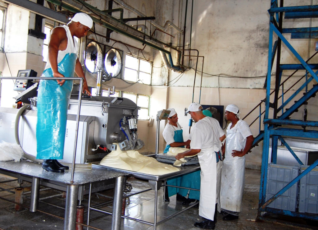 Planta productora de queso de la Empresa Láctea Escambray. Foto: Ramón Barreras Ferrán