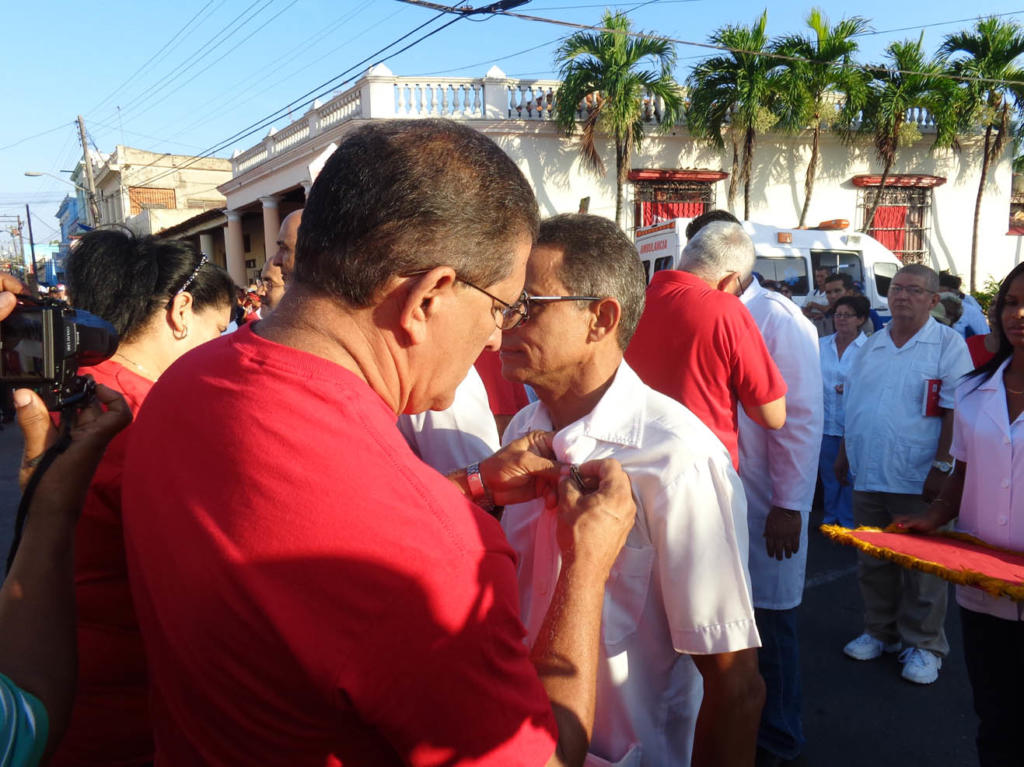 Colaboradores cubanos de la salud recibieron la medalla Carlos Juan Finlay, como reconocimiento a su desempeño en el enfrentamiento al Ébola.