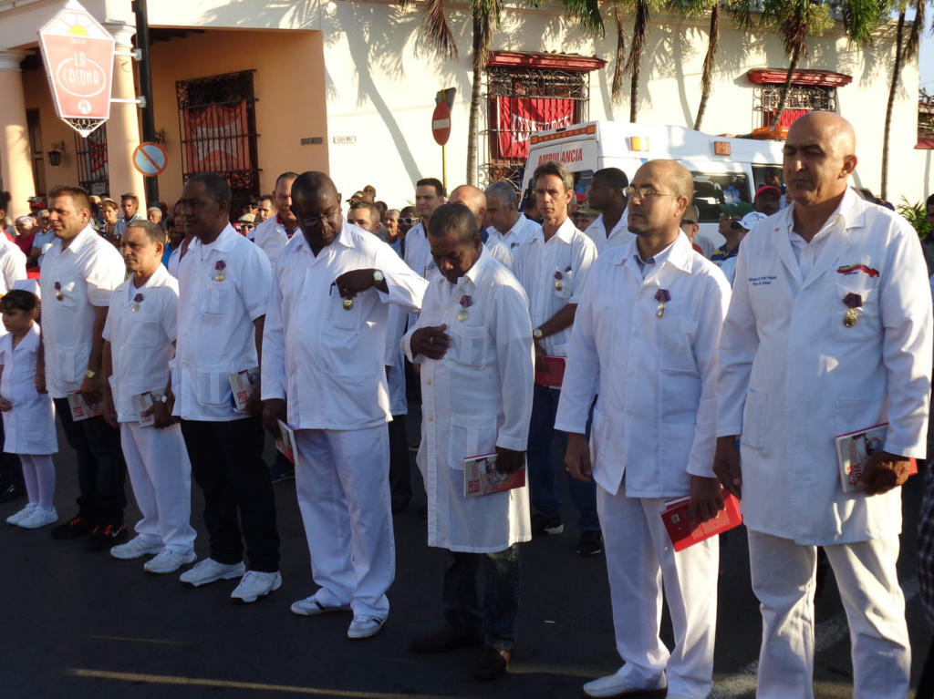 Colaboradores cubanos de la salud recibieron la medalla Carlos Juan Finlay, como reconocimiento a su desempeño en el enfrentamiento al Ébola.