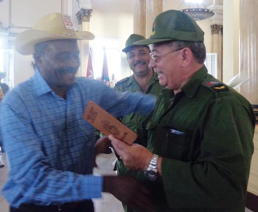 Reconocen a campesinos Stgo 2