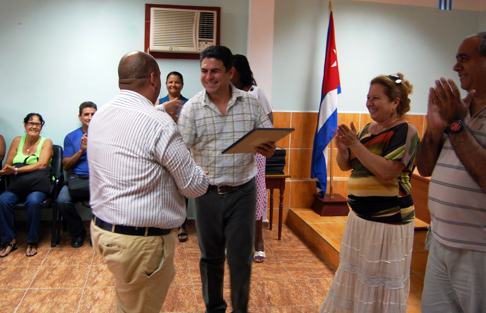 También fueron reconocidos trabajadores no estatales que contribuyeron gratuitamente a engalanar la tribuna en la ciudad de Cienfuegos, frente a la cual se efectuó el desfile central de esa provincia. Foto: Ramón Barreras Ferrán