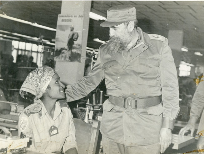 Visita a un taller de costura. Foto: Cortesía de la Oficina de Asuntos Históricos del Consejo de Estado.