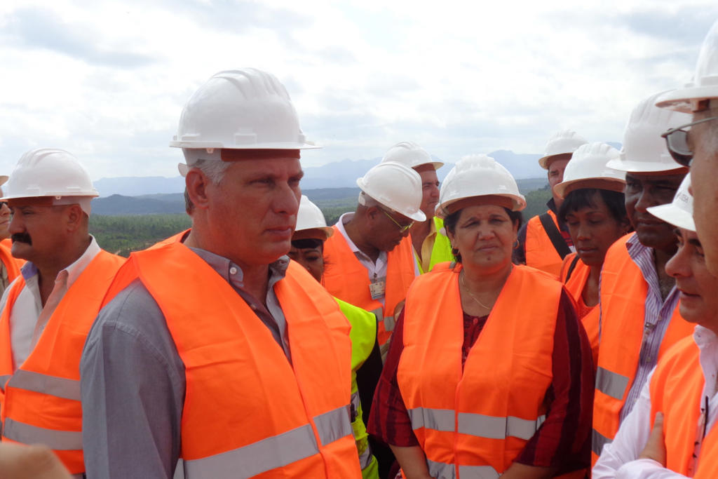 Díaz-Canel intercambia con especialistas sobre las obras del Proyecto minero-metalúrgico Castellanos. Fotos: Eduardo González Martínez