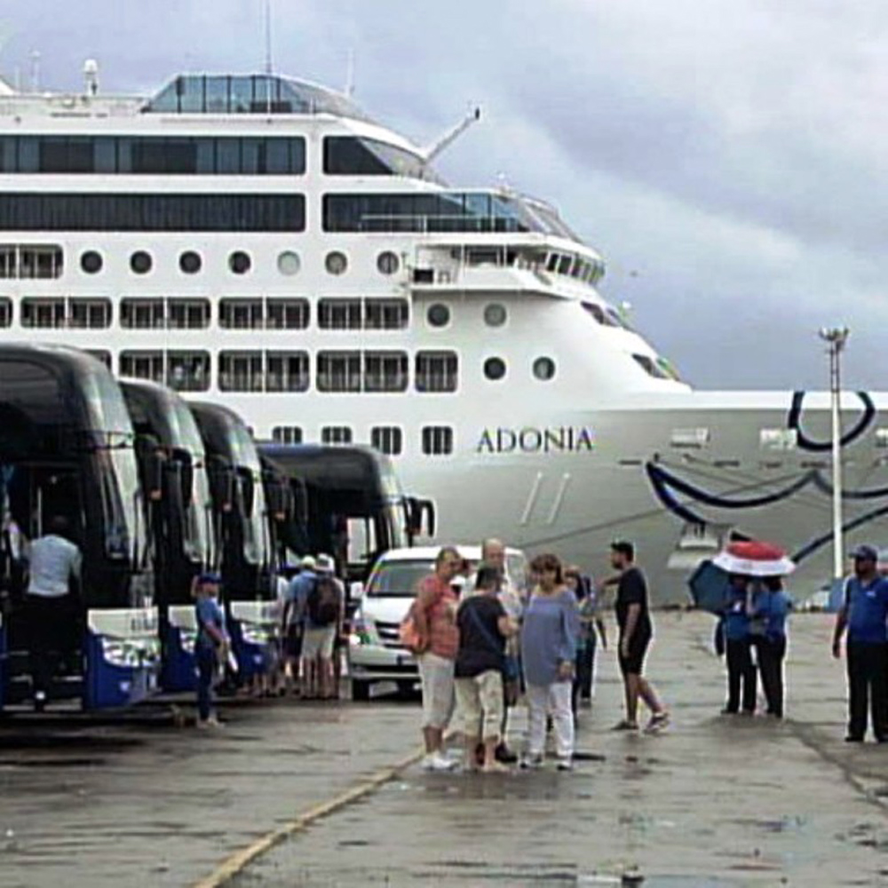 El crucero Adonia en la terminal Olimpia Medina, de Cienfuegos. Foto: Telecentro Perlavisión