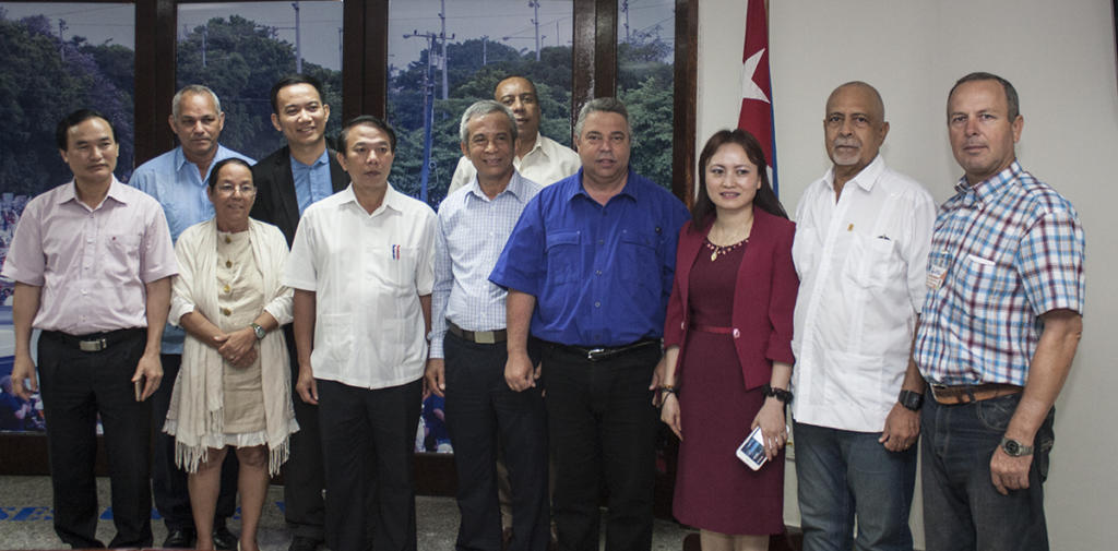 Al centro de la imagen, a la izquierda de Ulises Guilarte, Dang Ngoc Tung . A la derecha, Nghiem Thuy Lan, presidenta del Sindicato Nacional de Petróleo y Gas. Les acompañan Mai Duc Chinh, vicepresidente nacional; Tran Danh Chuc, presidente de la provincia de Quang Ninh; y Dang Trung Dung, director del Departamento Internacional de la VGCL. Tambien, funcionarios de Relaciones Internacionales de la CTC y el secretario general del sindicato de Energía y Minas, José Cabrera Cabrera. Foto: René Pérez Massola