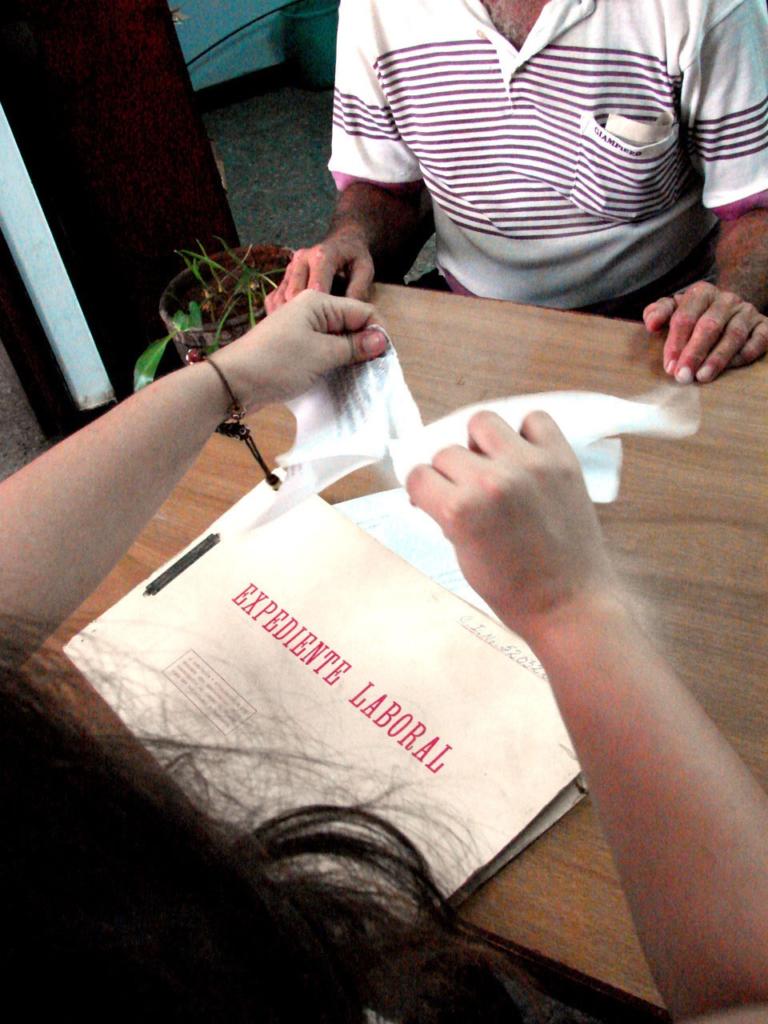 Cuando el trabajador abandona su entidad con paradero desconocido o cumple una sanción de privación de libertad, el expediente se conserva durante cinco años. | foto: Agustín Borrego Torres